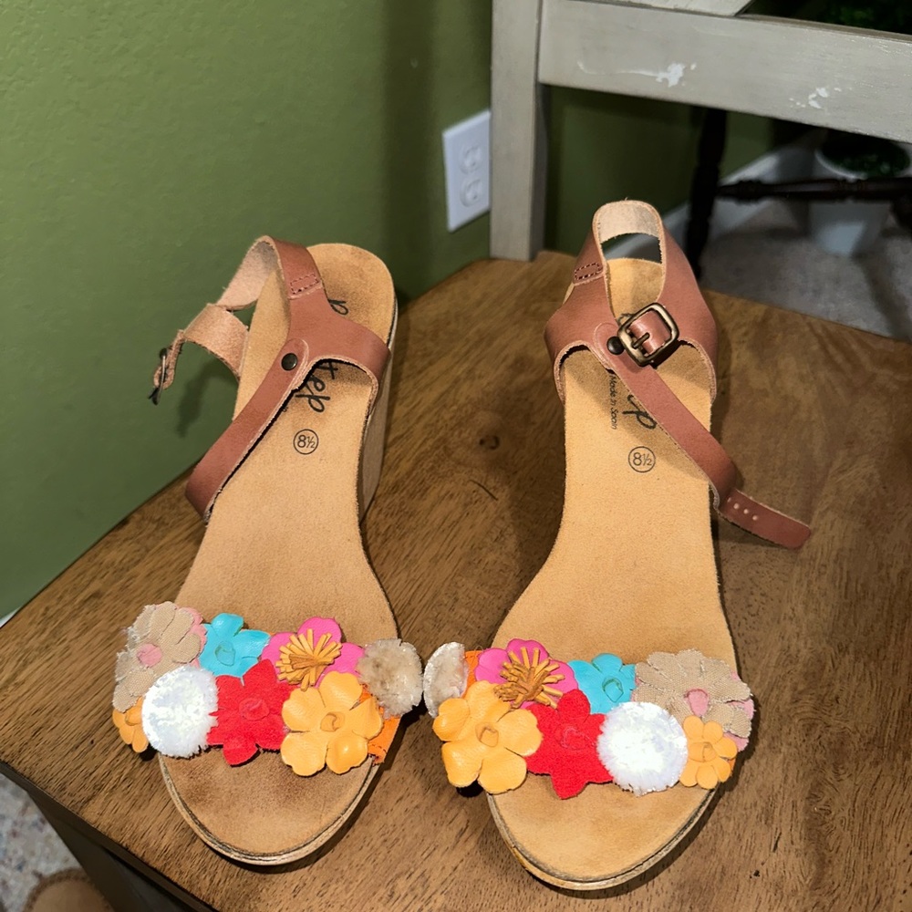 Cute floral wedges! Size 8 1/2
